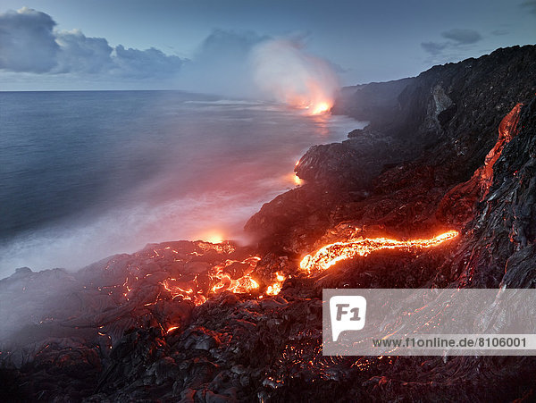 Pu?u ???? Vulkan  Vulkanausbruch  Lavastrom  glühende heiße Lava fließt in den Pazifischen Ozean