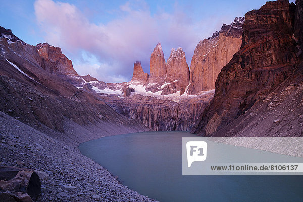 Torres Del Paine Bergmassiv  Bergsee  Morgendämmerung