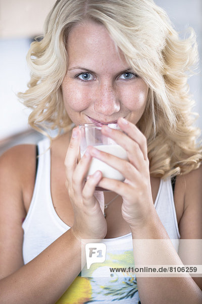 Junge Frau mit einem Milchglas