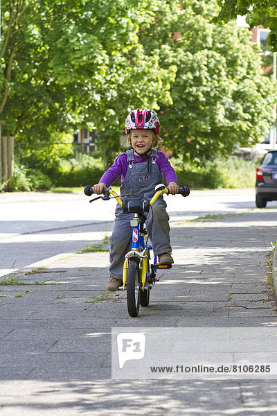 Fröhliches Mädchen auf einem Fahrrad