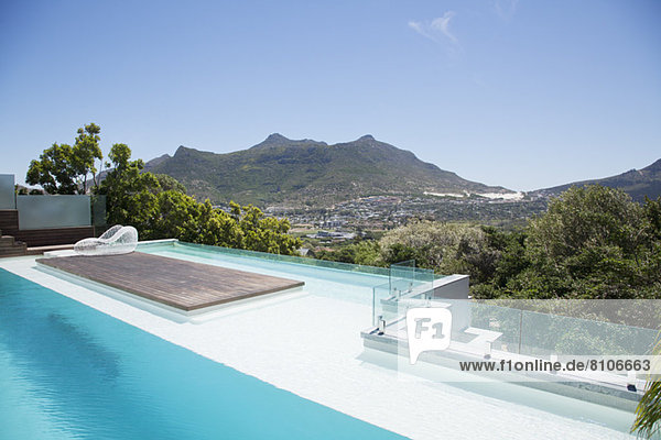 Blick auf Luxus-Schwimmbad und Berge