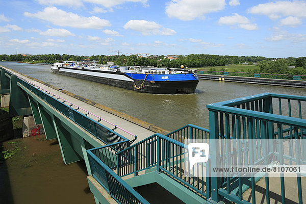 Mittellandkanal überquert die Weser  Minden  Deutschland