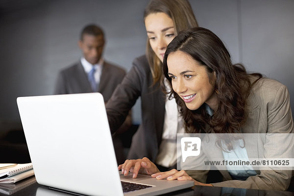 Geschäftsfrauen mit Laptop im Büro