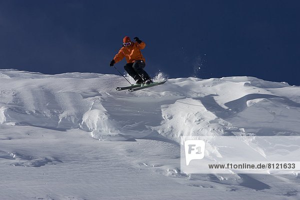 Vereinigte Staaten von Amerika USA blauer Himmel wolkenloser Himmel wolkenlos Außenaufnahme Einzelperson eine Person Wintersport Textfreiraum Berg Mann Farbaufnahme Farbe Sport Tag Freizeit Querformat Skibrille Ski Winterkleidung Kälte Erwachsener Kalifornien freie Natur Schnee