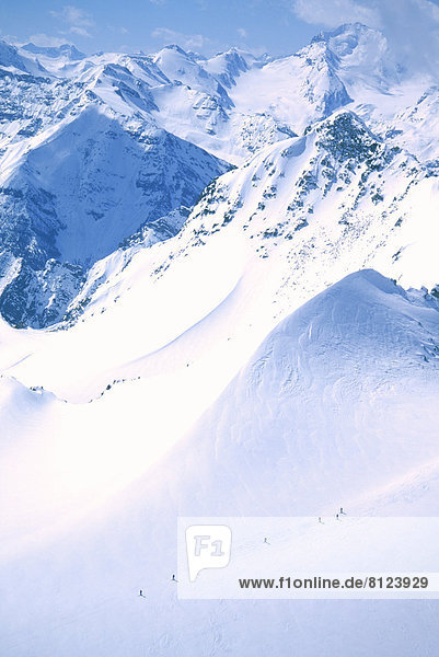 Kleine Menschengruppe  Kleine Menschengruppen  leer  Kälte  Erhöhte Ansicht  Aufsicht  Gebirge  Hochformat  Außenaufnahme  Berg  Winter  Farbaufnahme  Farbe  Tag  Wolke  gehen  Abenteuer  Forschung  Himmel  Schnee  Natur  Bergsteiger  Fotografie  Luftbild  klettern  einfrieren  freie Natur  trekking