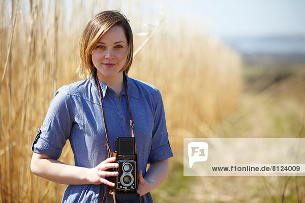 Nahaufnahme Porträt einer jungen Frau mit Kamera
