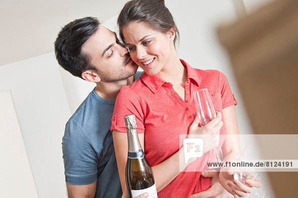 Junges Paar feiert mit Champagner