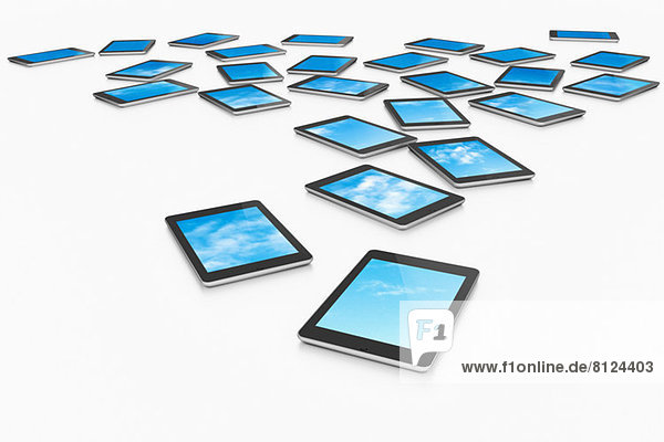Große Gruppe von digitalen Tabletts mit einer Auswahl an blauen Himmeln