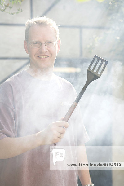 Einzelperson  eine Person  Europa  Mann  grillen  grillend  grillt  Rauch  männlich - Mensch  Koch  Gericht  Mahlzeit  Niederlande  Grill  Grillparty  Köchin