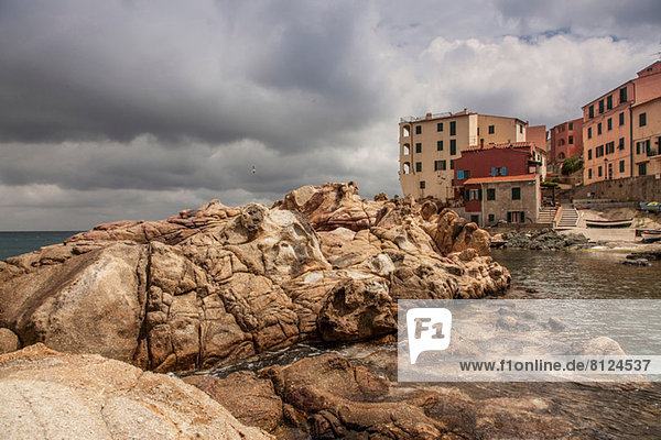 Felsen und Häuser Marciana Stadt  Insel Elba  Italien