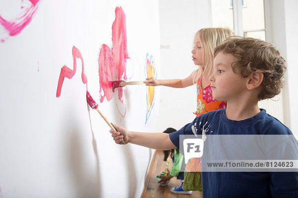 Gruppe von Kindern Malerei Wand