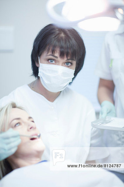 Porträt einer Zahnärztin zur Behandlung einer Patientin