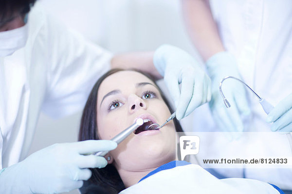 Zahnarzt bei der Untersuchung der Zähne des Patienten