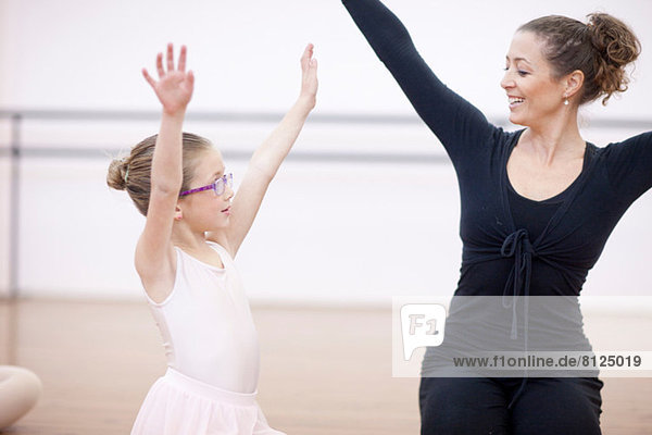 Junge Ballerina Kopierlehrer posieren