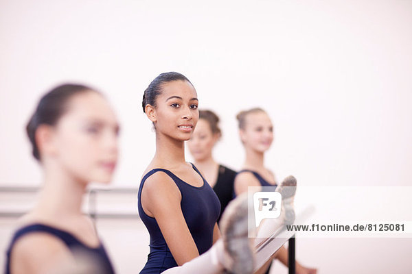 Teenager-Ballerinas beim Üben an der Stange