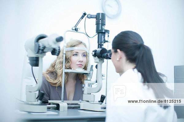 Patient und Optiker in der Augenklinik