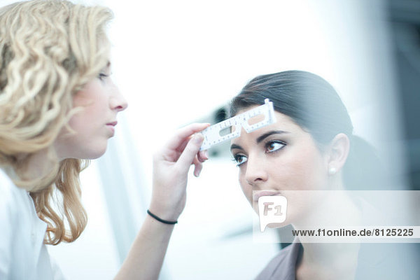 Optiker-Testpatient in der Augenklinik