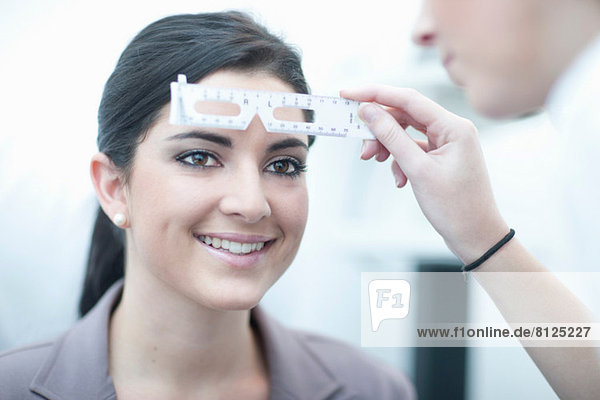 Nahaufnahme eines Augenoptiker-Testpatienten in der Augenklinik