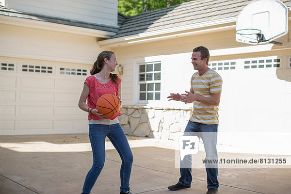 Bruder und Schwester spielen Basketball