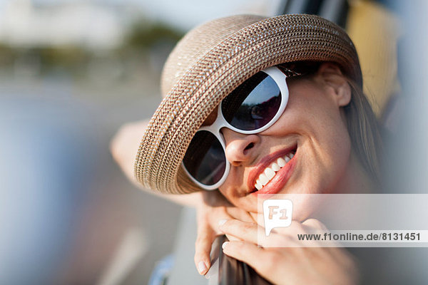 Reife Frau mit Sonnenbrille und Sonnenhut
