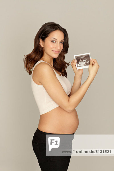 Schwangere Frau mit Ultraschallaufnahme
