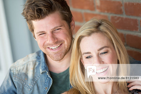 Porträt eines jungen Paares  das lächelt