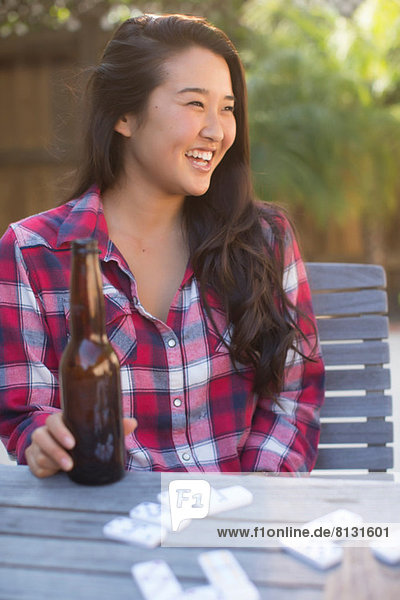 Junge Frau mit Bierflasche