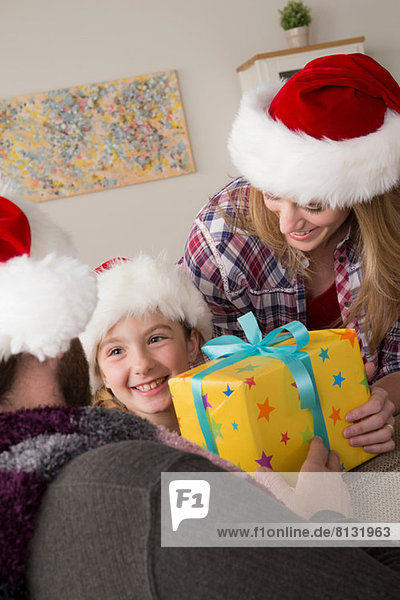 Eltern schenken Kindern Weihnachtsgeschenke
