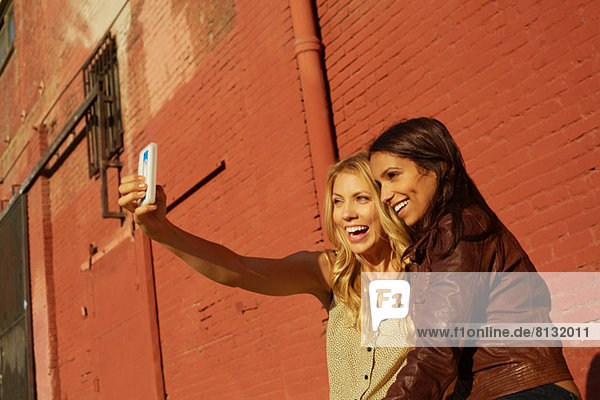 Frauen selbst fotografieren mit dem Handy