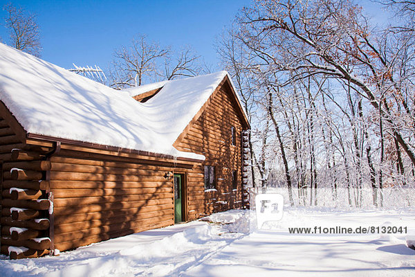 Hütte im verschneiten Wald
