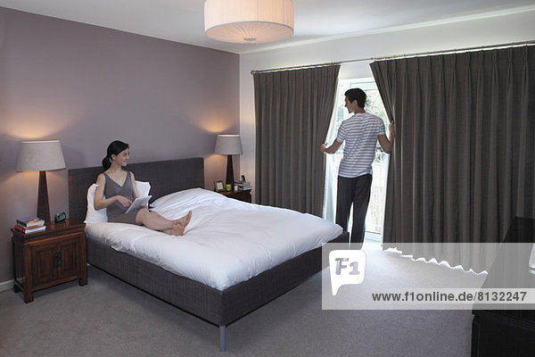 Pärchen-Chatten im Schlafzimmer