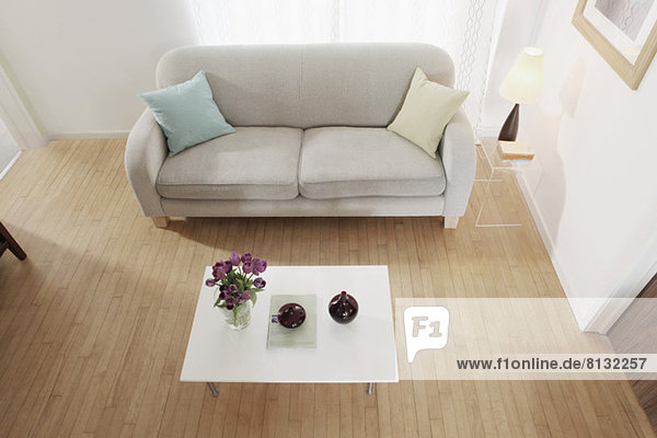 Einfache und minimale Einrichtung im Wohnzimmer