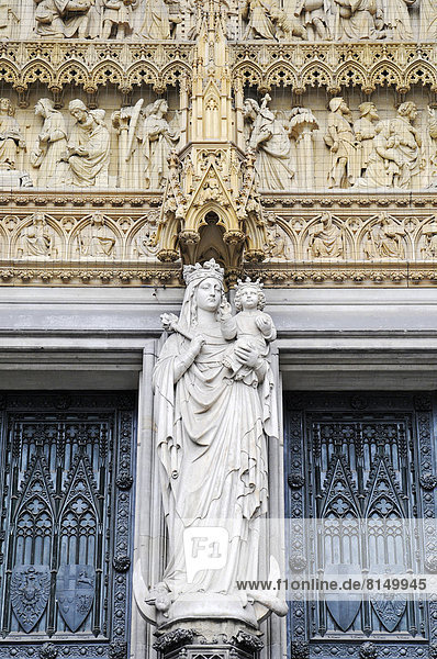 Marienstatue mit Jesuskind am Eingangsportal  Kölner Dom