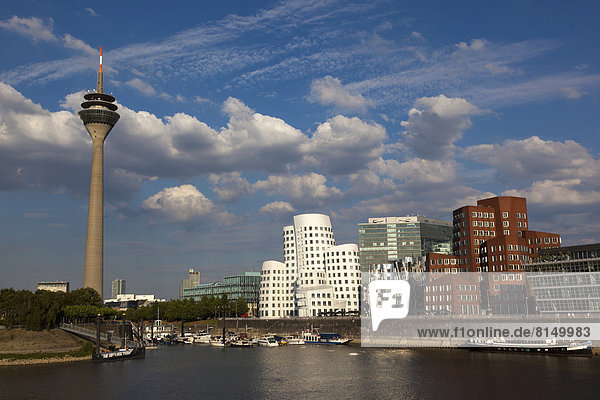 Tanzende Bürotürme von Frank O. Gehry im Medienhafen  mit dem Yachthafen Düsseldorf Marina  links der Rheinturm