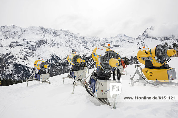 Schneekanonen und winterliches Bergpanorama  Alp Gimmeln