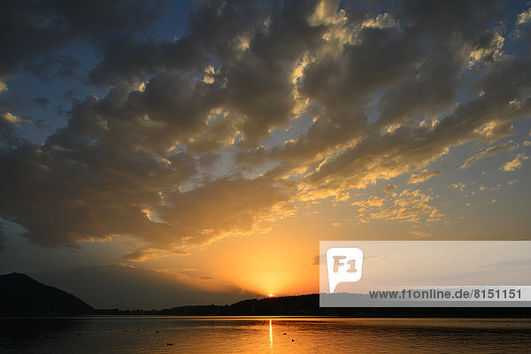 Sonnenuntergang mit Wolken über dem Klopeiner See