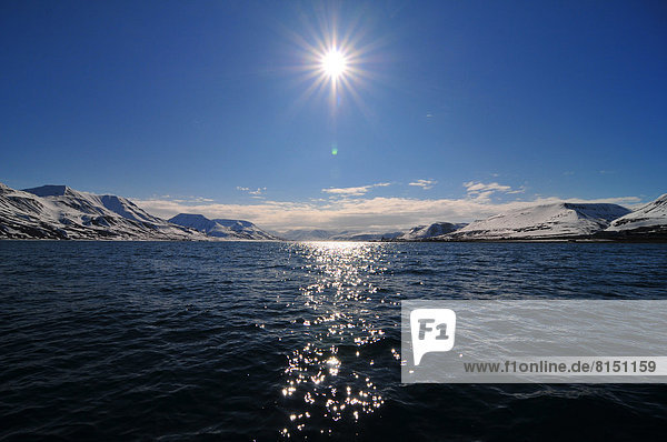 Adventfjorden mit dem Ort Longyearbyen  rechts