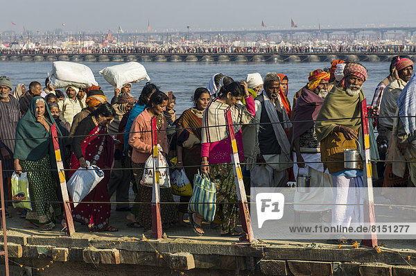 Menschenmenge bei der Ankunft auf dem Kumbha Mela Gelände  zu Fuß auf Pontonbrücken