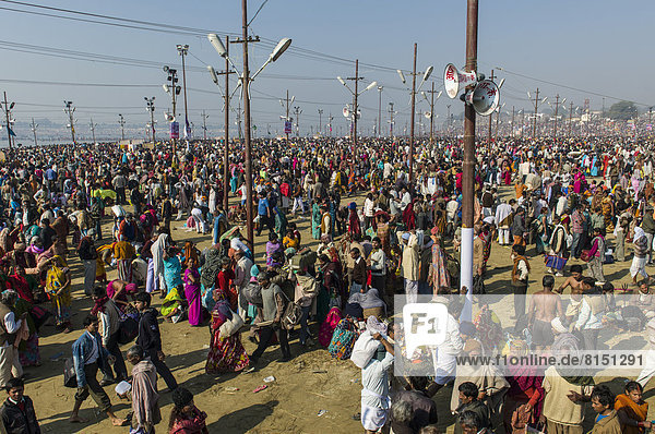 Menschenmenge  hinduistische Massenwallfahrt  Kumbha Mela