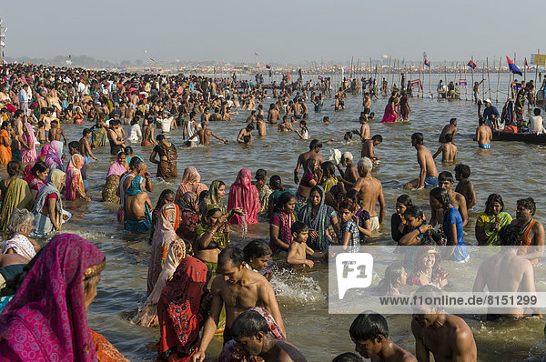 Menschenmenge beim Bad am Sangam  dem Zusammenfluss von Ganges  Yamuna und Saraswati  hinduistische Massenwallfahrt  Kumbha Mela
