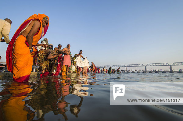 Menschenmenge beim Bad am Sangam  dem Zusammenfluss Ganges  Yamuna und Saraswati  in den frühen Morgenstunden  Kumbha Mela  hinduistische Massenwallfahrt