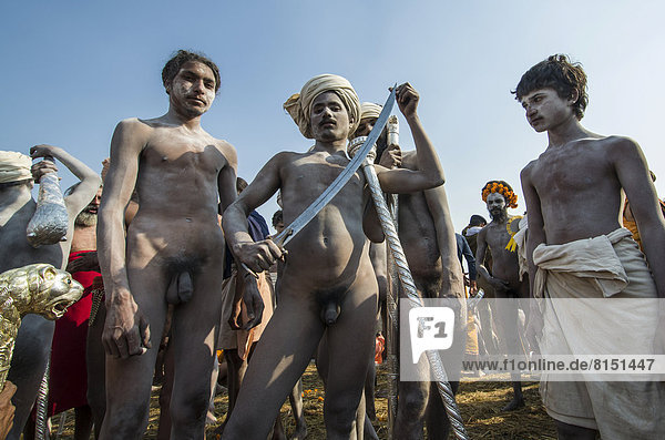 Nackte Naga Sadhus  heilige Männer  posieren beim Shahi Snan  dem königlichen Bad  während des Kumbha Mela Festivals