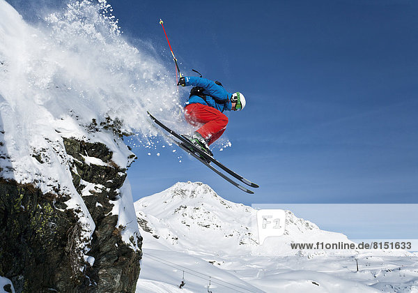 Skifahren im freien Gelände  Sprung vom Felsen
