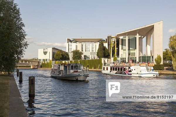 Bundeskanzleramt and River Spree with tourist boats