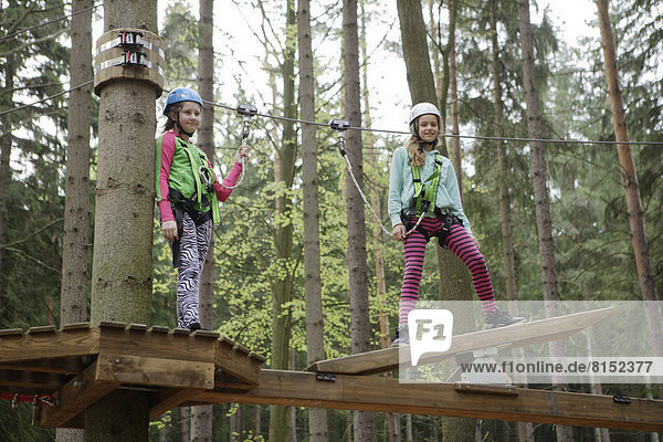 Zwei Mädchen  12 Jahre  im Kletterzentrum  Kletterpark