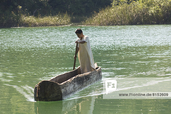 Junge vom Stamm der Lacandonen bei der Vorbereitung zum Fischen in der Lagune beim Dorf Nahá