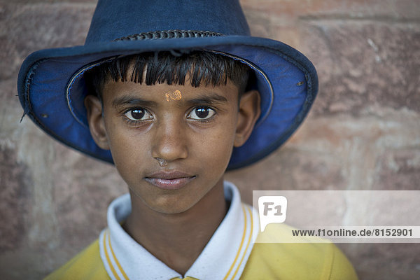 Junge mit Hut  Porträt  Meherangarh oder Mehrangarh-Fort  Festung