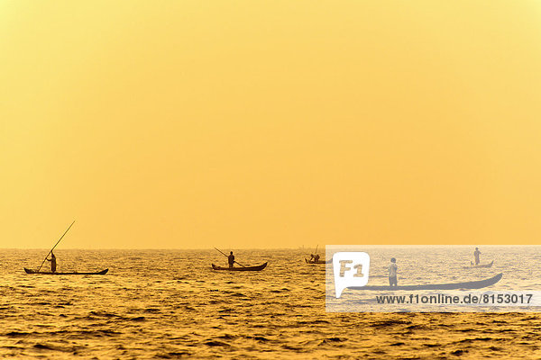Fischer in ihren Booten bei Sonnenaufgang