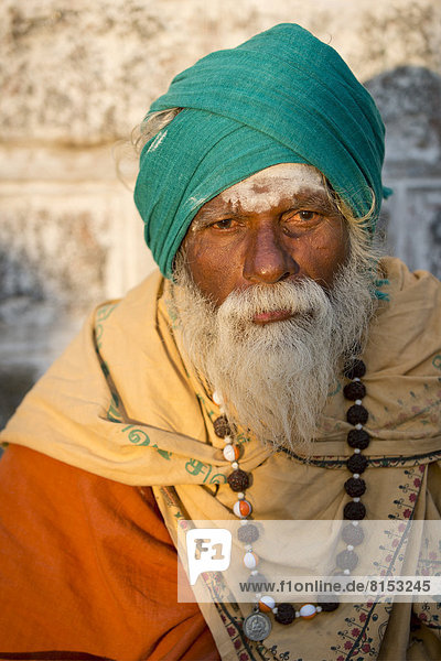 Sadhu oder wandernder Asket mit Rudraksha-Perlen und grünem Turban