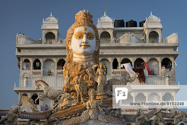 Pilgerhotel mit überdimensionaler Shiva-Skulptur